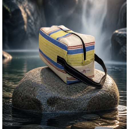 Trousse de toilette artisanale en tissu guinéen | Accessoire fait main